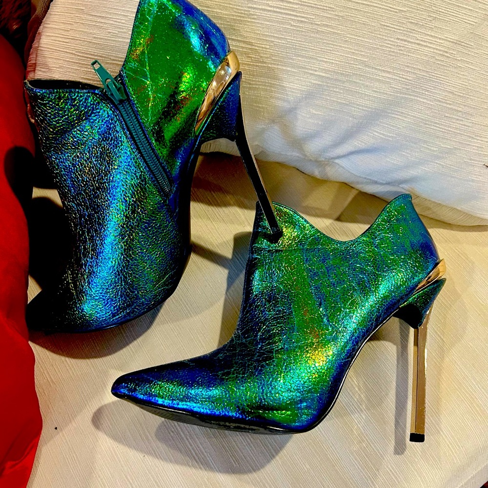 Attention, shoe divas! Super hot iridescent Mermaid high heel blue booties